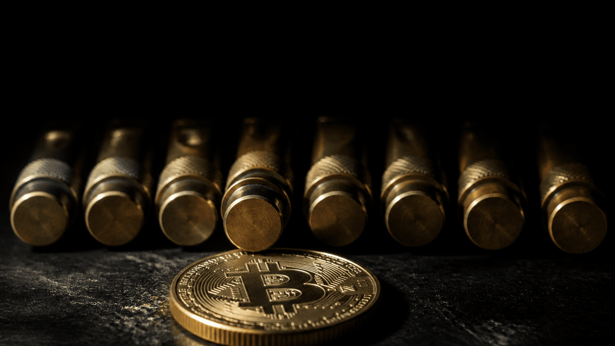 Acht schwere, völlig gleich aussehende Messing-Prägestempel in einer Reihe auf dunkler Werkbank, einer steht leicht hervor; davor eine Münze mit Bitcoin-Symbol im Streiflicht
