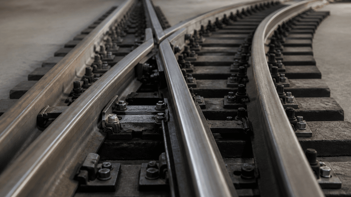 Eisenbahnweiche, an der sich ein Gleis in zwei Richtungen teilt