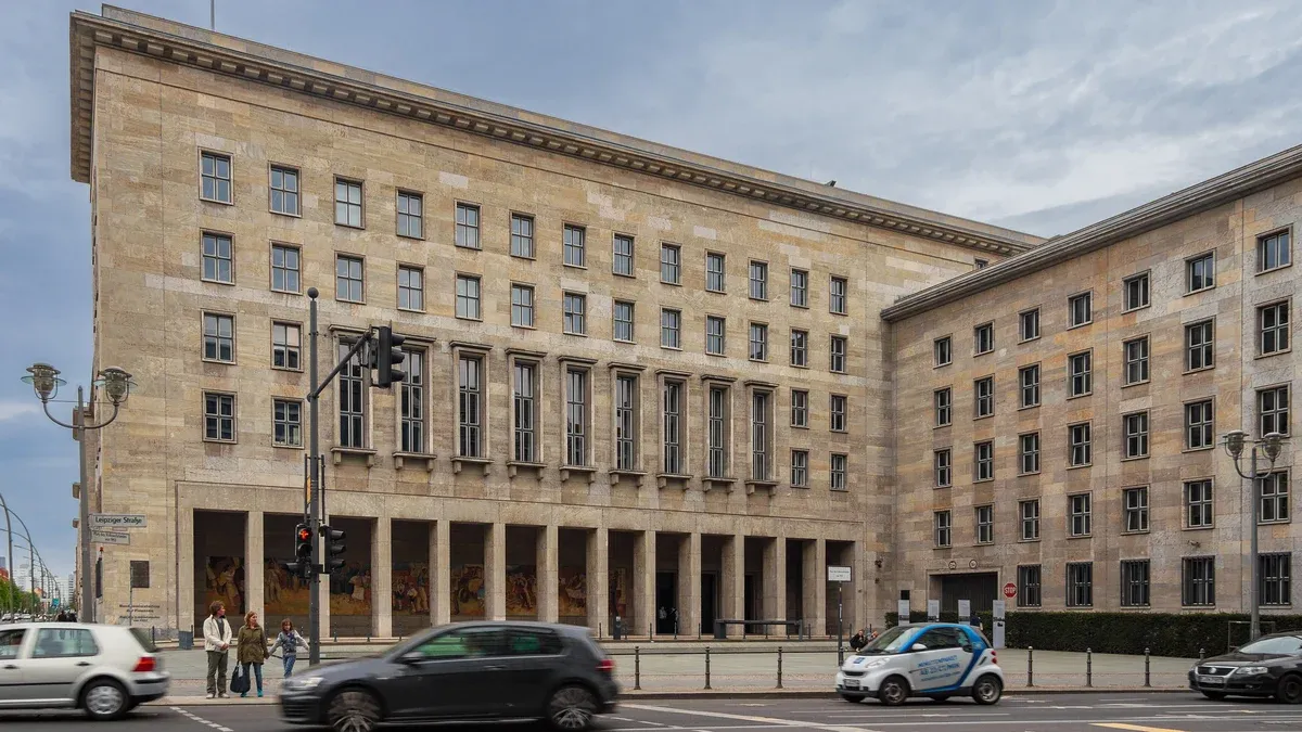 Steinfassade des Detlev-Rohwedder-Hauses in Berlin, Sitz des Bundesfinanzministeriums, mit Deutschlandfahne auf dem Dach