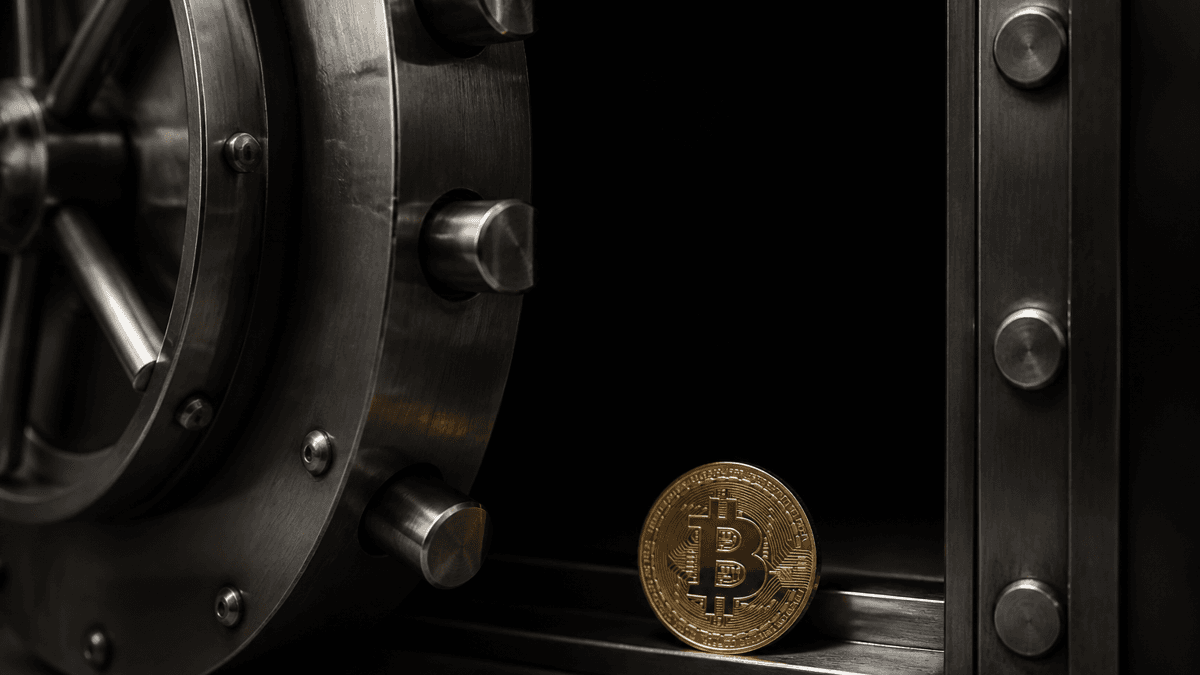 Einen Spalt geöffnetes Stahl-Tresortor mit schweren Riegelbolzen, auf der Schwelle eine große Münze mit eingeprägtem Bitcoin-Symbol