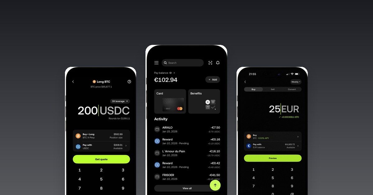 L'application OKX sur trois smartphones : trading, carte et achat