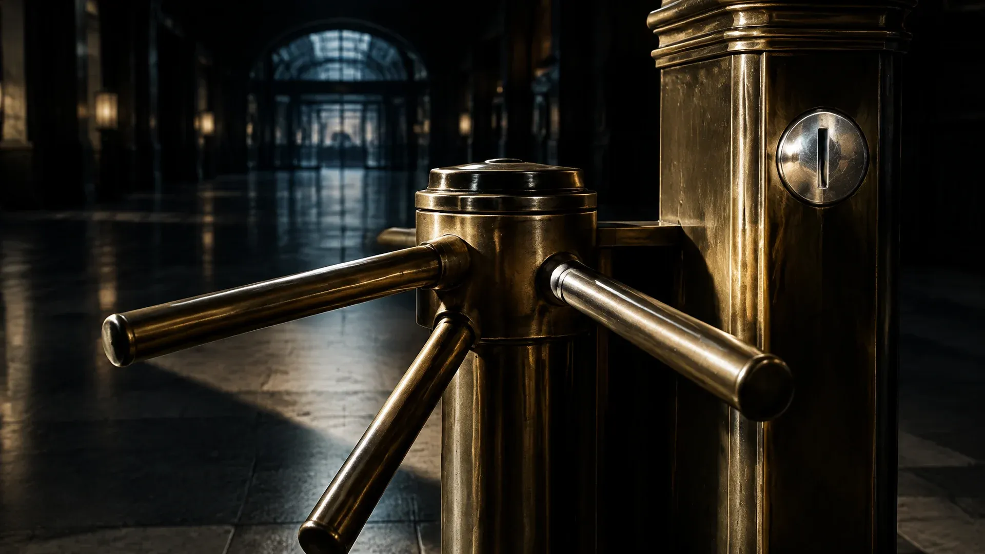 Messing-Drehkreuz in einer dunklen Bahnhofshalle, an der Seitensäule ein blank gescheuerter Münzschlitz, dahinter der Weg frei