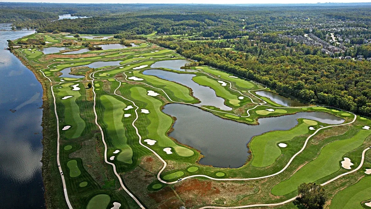 Luftaufnahme des Trump National Golf Club Washington D.C. mit Fairways, Wasserflächen und dem Potomac am linken Bildrand